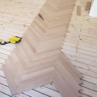 Herringbone Stejar 70x21mm Extra S