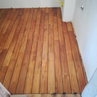 teak marin pentru baie cu o rezistenta excelenta la umiditate