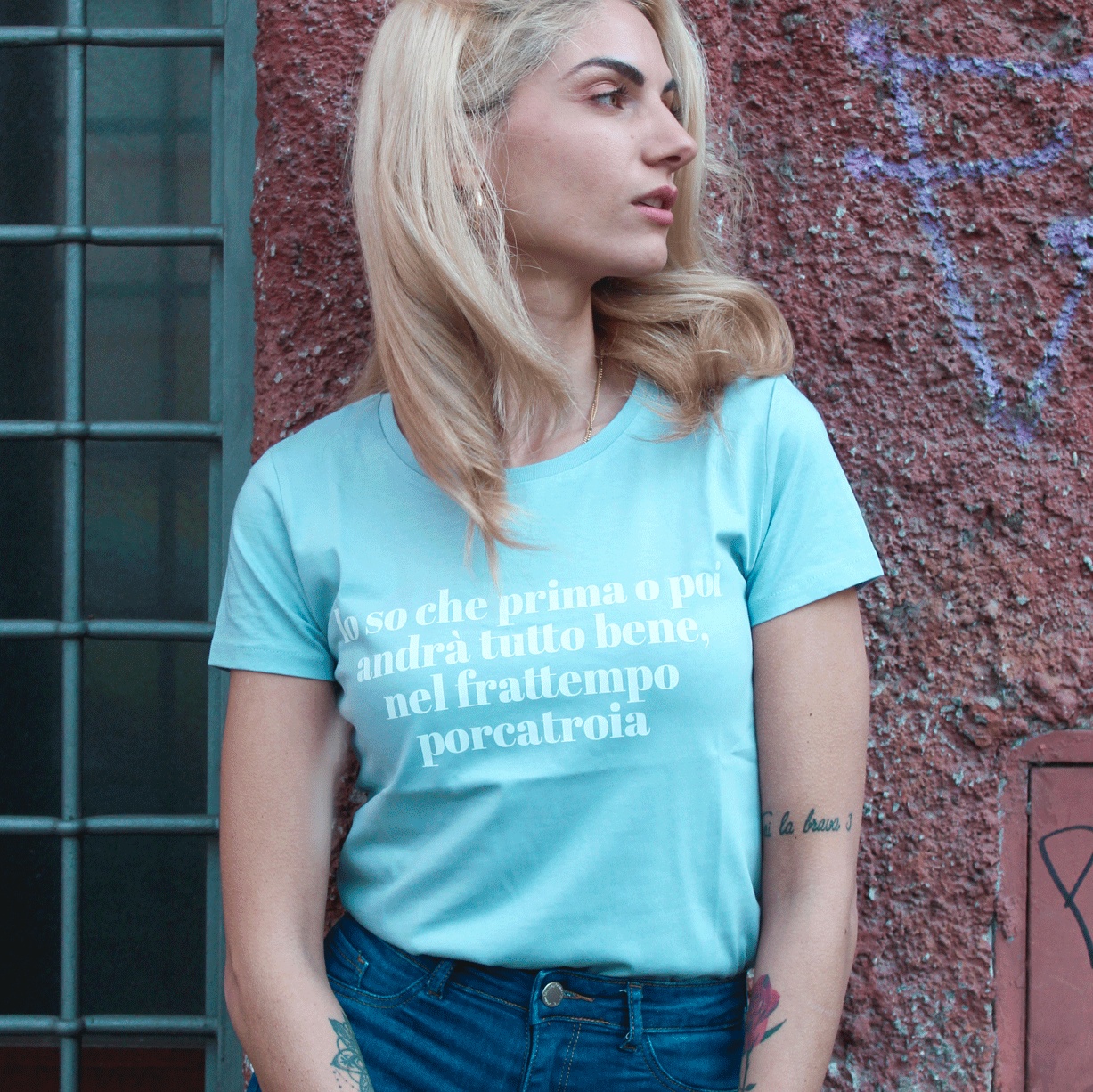 T-Shirt Donna Bambina 'Non Posso Piacere A Tutti… Ma Vivo Bene Lo Stesso' – 100% Cotone