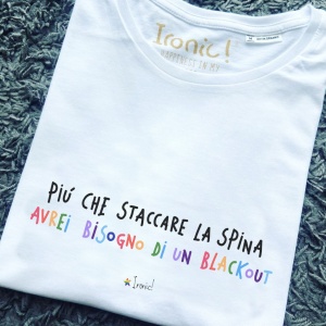 Maglia Donna "Più che di staccare la spina avrei bisogno di un blackout"