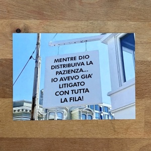 Cartolina "Mentre Dio distribuiva la pazienza io avevo litigato con tutta la fila" - Img 2
