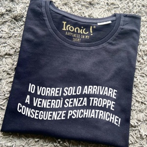 Maglia "Io vorrei solo arrivare a venerdì senza troppe conseguenze psichiatriche"
