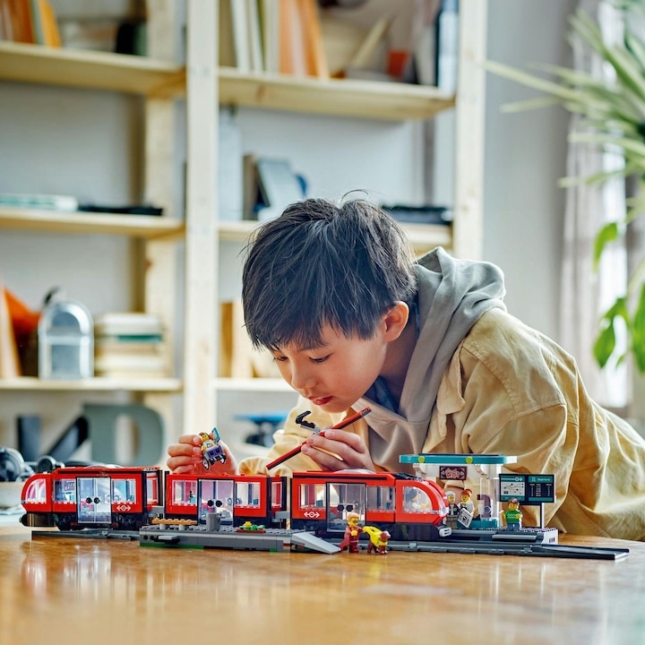 LEGO® City - Statie si tramvai in centrul orasului 60423, 811 piese - 3 | YEO