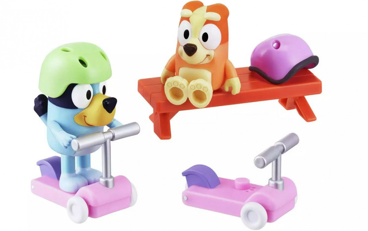 Set 2 figurine Bluey si Bingo, Distractie cu scuterul, 6 piese, 3 ani+