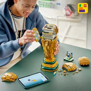 LEGO® Editions - Trofeul oficial al Cupei Mondiale FIFA 43020, 2842 piese - Img 7