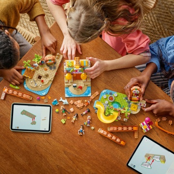LEGO® Friends - Statiune de pe litoral pentru vacanta cu familia 42673, 1140 piese - Img 6