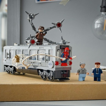 LEGO® Marvel - Lupta de pe acoperisul trenului dintre Omul-Paianjen si Doc Ock 76321, 393 piese - Img 6