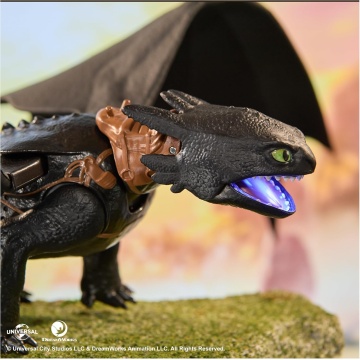 Dreamworks Dragons World of Berk - Figurină Toothless Ultimate Plasma Blast, Figurină interactivă cu lumini și sunet inspirată din filmul „How to Train Your Dragon 2025”, 35 cm, Negru, 4 ani+ - Img 3