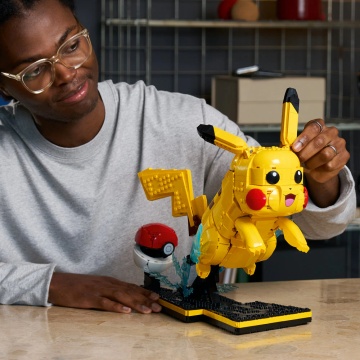 LEGO® Pokémon™ - Pikachu si Poké Ball 72152, 2050 piese - Img 4
