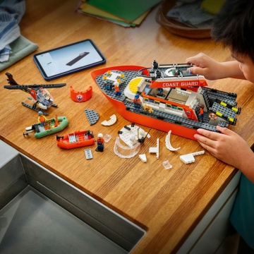 Set de constructie LEGO® City - Set Barca de salvare si elicopter ale Pazei de Coasta 60504, 742 piese - Img 8
