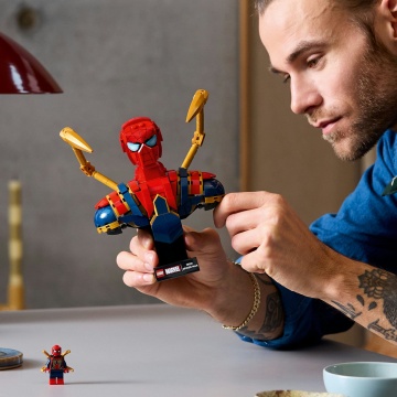 LEGO® Marvel - Bustul lui Iron Spider-Man 76326, 379 piese - Img 5