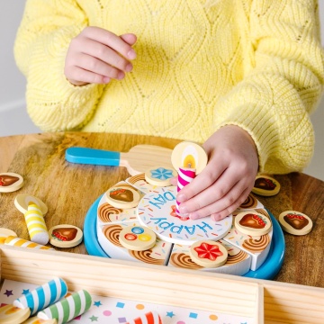 Melissa & Doug - Set de joacă din lemn Tort de Aniversare, Multicolor, 3 ani+ - Img 7