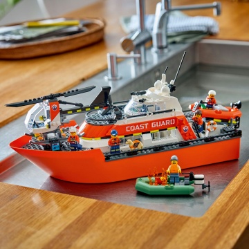 Set de constructie LEGO® City - Set Barca de salvare si elicopter ale Pazei de Coasta 60504, 742 piese - Img 9