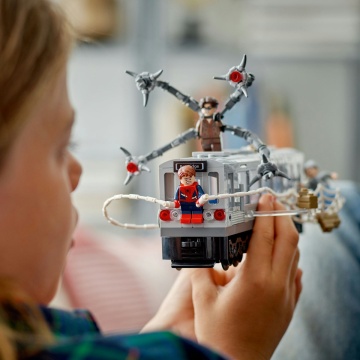 LEGO® Marvel - Lupta de pe acoperisul trenului dintre Omul-Paianjen si Doc Ock 76321, 393 piese - Img 9
