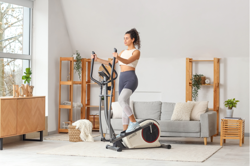 Cum alegi o bicicletă fitness potrivită pentru antrenamentele acasă: 10 factori de care să ții cont