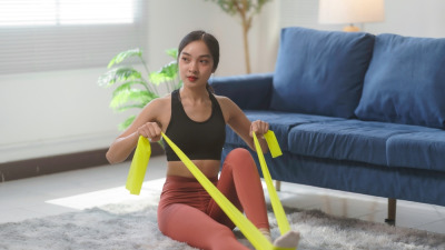 Exerciții cu bandă elastică: antrenamente eficiente pentru acasă