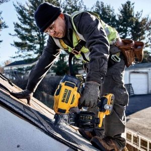 Ciocan de batut cuie Dewalt DCN45RND2 cu 2 acumulatori XR 18 V / 2 .0Ah , cuie 3.1 / 19-45 mm - Img 3