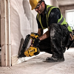 Ciocan de batut cuie Dewalt DCN650P2 cu 2 acumulatori Li-Ion 18 V/5.0 Ah, cuie 1.8 / 32 - 63 mm, capacitate magazie 110 buc, valiza de transport - Img 6