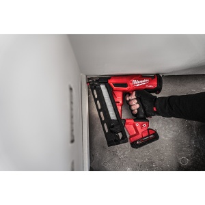 Pistol înclinat pentru cuie 16 GA M18 FUEL™ M18 FN16GA-202X, echipat, 2 baterii, incarcator, valiza - Img 11