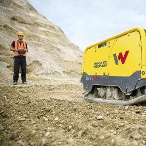 Placa compactoare reversibila Wacker Neuson DPU80rLem770, diesel, racire cu apa, greutate 724 kg, forta de impact 80 kN, pornire electrica, telecomanda - Img 6
