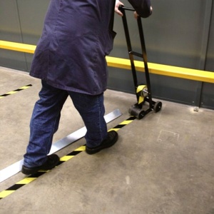 Banda marcare protectie, 2 culori, 3M 766i vinil, galben negru, 50mm x 33m 70006299831 - Img 3