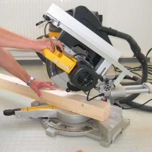 Fierastrau circular cu masa culisanta Dewalt D27111, 1500 W, diametru panza 305 mm - Img 5
