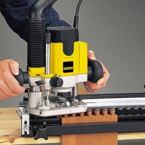 Masina de frezat verticala Dewalt DW621KT, 1100 W, adancime de lucru pana la 55 mm - Img 2