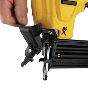 Pistol de batut cuie Dewalt DCN680D2, cu 2 acumulatori Li-Ion 18 V/2.0 Ah , cuie 1.25 / 15-54 mm, capacitate magazie 110 buc - Img 4