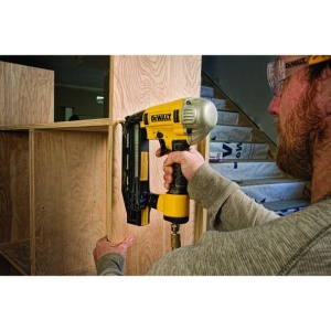 Pistol pneumatic pentru batut cuie 16 GA Dewalt DPN1664PP, cu varf de precizie - Img 4
