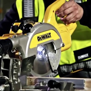 Fierastrau circular pentru taieri inclinate Dewalt DCS777T2 cu acumulatori Li-Ion XR FLEXVOLT 54 V 6.0 Ah, diametru panza 216 mm - Img 6