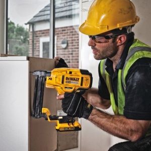Pistol de batut capse Dewalt DCN681D2, cu 2 acumulatori Li-Ion 18 V/2.0 Ah , 12-38 mm, capacitate magazie 110 buc - Img 5