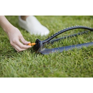 Aspersor oscilant Fiskars, economic, sistem On/Off, capacitate de irigare max. 500 mp - Img 3