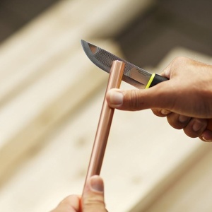 Cutit pentru uz intensiv cu ascutitor Fiskars, 225 mm, 150 g - Img 2