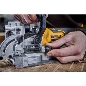 Masina de frezat nuturi DeWalt DCW682P2, adancime de taiere 20 mm, cu 2 acumulatori 18V XR/5.0Ah in valiza TSTAK - Img 6