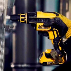Masina de insurubat pentru gips-carton, cu acumulatori Dewalt DCF620D2K, 18V/2.0Ah, 2 acumulatori, incarcator, magazie suruburi, valiza de transport - Img 3