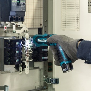 Masina de insurubat si gaurit Makita 7,2V, 5,6 Nm, livrata cu 2 acumulatori BL0715 1,5Ah - Img 3