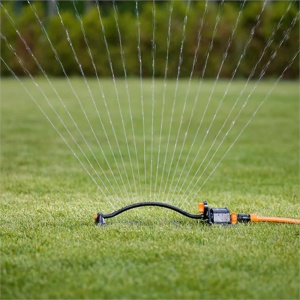 Aspersor oscilant Fiskars, L, baza metalica, capacitate de irigare max. 500 mp - Img 2