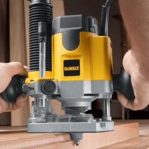 Masina de frezat verticala Dewalt DW622KT, 1400 W, adancime de lucru pana la 55 mm - Img 4