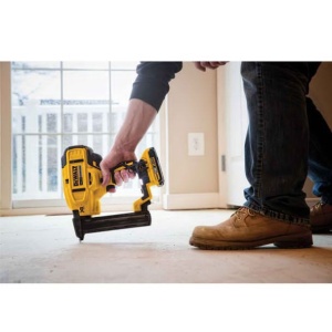 Pistol de batut capse Dewalt DCN681D2, cu 2 acumulatori Li-Ion 18 V/2.0 Ah , 12-38 mm, capacitate magazie 110 buc - Img 6