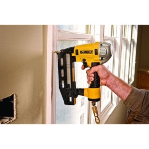Pistol pneumatic pentru batut cuie 16 GA Dewalt DPN1664PP, cu varf de precizie - Img 3