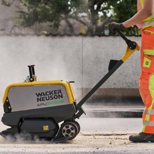Placa compactoare reversibila Wacker Neuson APU3050e, actionare electrica, greutate 212 kg, forta de impact 30 kN - Img 7