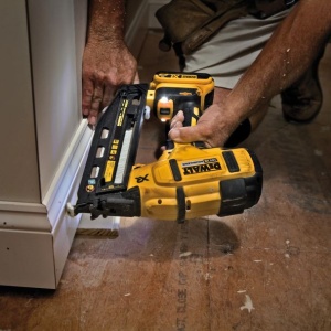 Ciocan de batut cuie Dewalt DCN660P2 cu 2 acumulatori Li-Ion 18 V/ 5.0 Ah, cuie 1.6 / 32-63 mm - Img 4