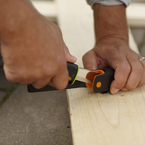 Cutit pentru uz intensiv cu ascutitor Fiskars, 225 mm, 150 g - Img 3