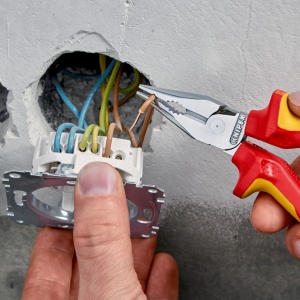 KNIPEX 08 26 145 T Cleşte combinat cu vârf izolat cu manșoane-multicomponent, verificat de VDE, cu cârlig de fixare integrat, izolat, pentru montarea unei siguranțe împotriva căderii cromat 145 mm - Img 6