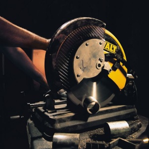 Masina pentru debitat metale Dewalt, DW872, 2200 W, cu disc 355 mm placat cu carbura de Wolfram(TCT) - Img 5