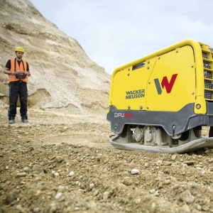 Placa compactoare reversibila Wacker Neuson DPU80rLem670, diesel, racire cu apa, greutate 709 kg, forta de impact 80 kN, pornire electrica, telecomanda - Img 6