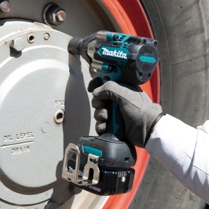 Cheie de insurubat cu impact Makita LXT 18V, 700 Nm, cu 2 acumulatori - Img 2