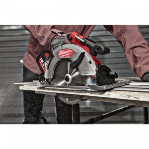 Fierăstrău circular 66 mm M18 FUEL™ pentru lemn și plastic, compatibil cu șină de ghidaj Milwaukee M18 FCSG66-0, alimentare Cu acumulator - neechipat