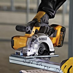 Fierastrau circular de mana pentru taierea metalelor Dewalt DCS373N, compatibil cu acumulator Li-Ion 18 V XR, diametru panza 140 mm - Img 3