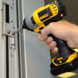 Masina de insurubat cu impact, cu acumulatori Dewalt DCF815D2, 10.8V/2.0Ah, cuplu maxim 107 Nm, cu 2 acumulatori, incarcator si valiza de transport - Img 4